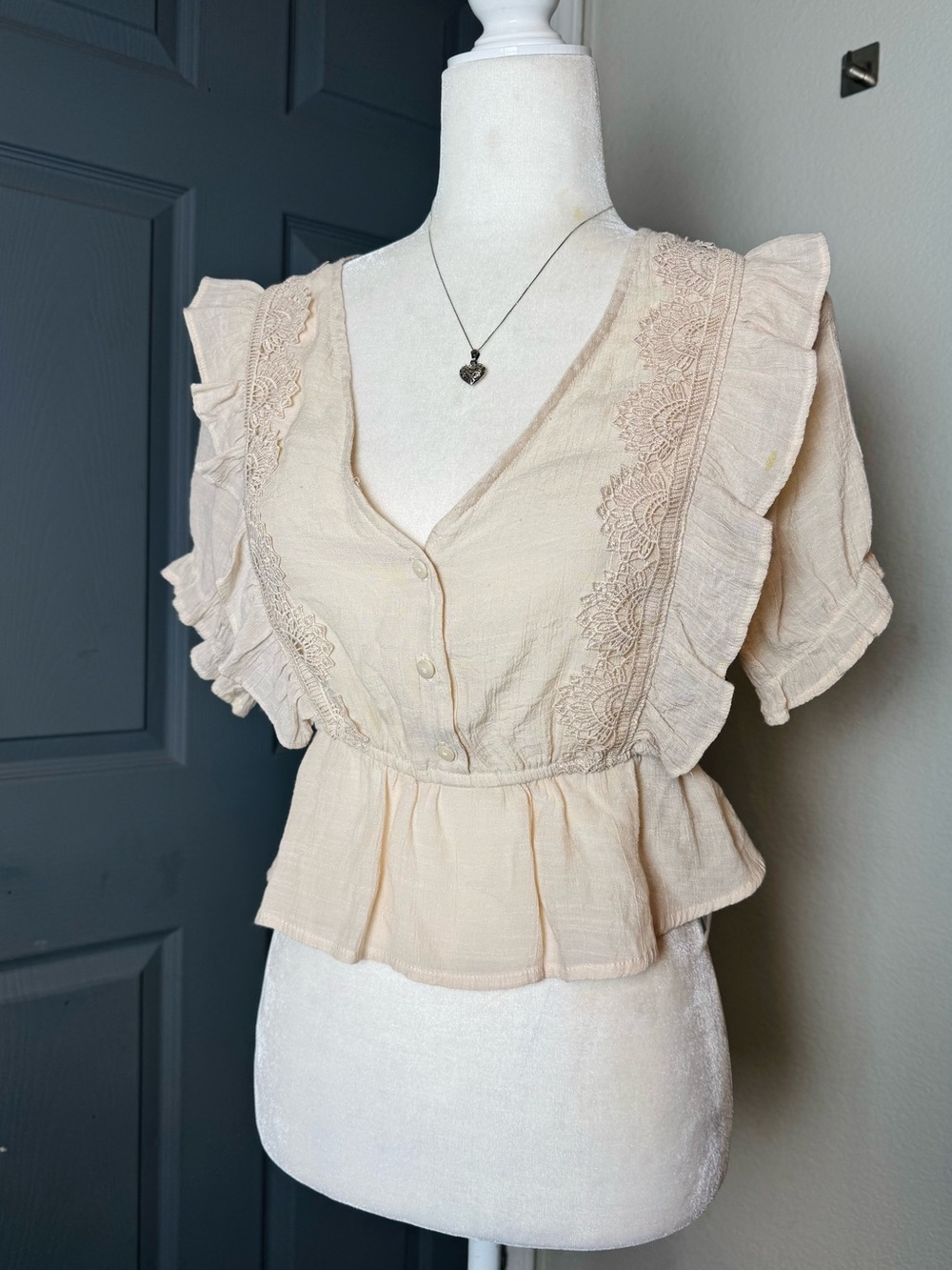 NWOT Ruffle Sleeves Cropped Top